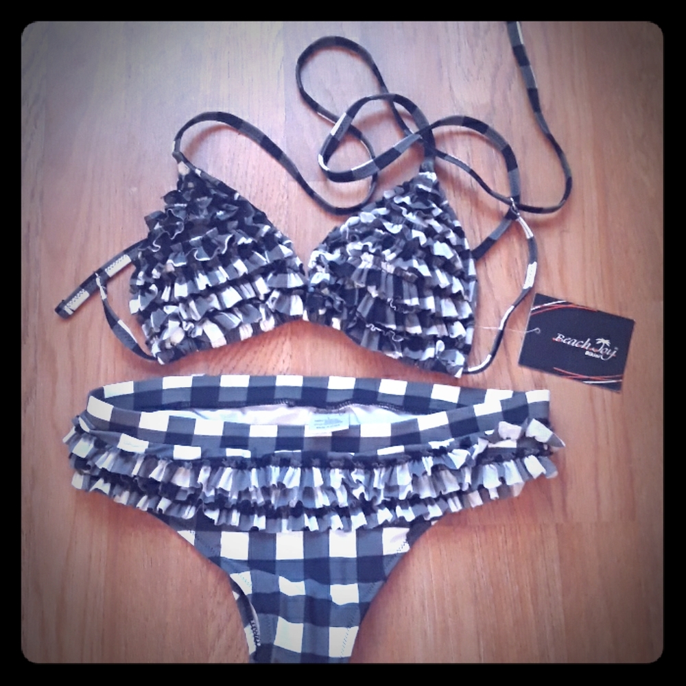 💥NBW💥ADORABLE  BLACK AND WHITE RUFFLED BIKINI👙